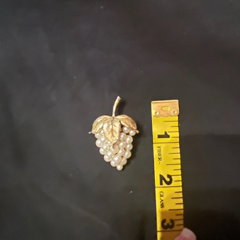 Vintage Crown Trifari Gold Tone Grape Cluster Pearl Brooch